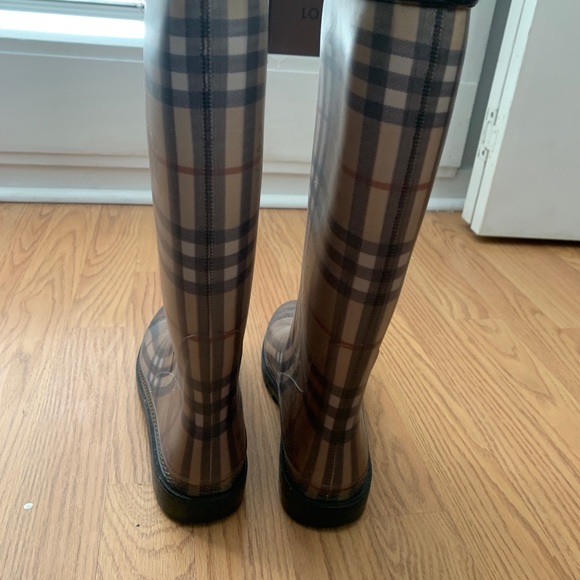 Burberry Rainboots - Picture 3 of 4